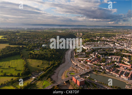 Luftaufnahme auf die Clifton Suspension Bridge und den Bristolkanal und Severn Brücke auf der Strecke Stockfoto