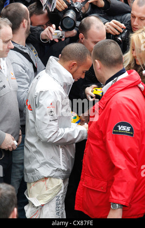 McLaren Formel-1-Fahrer Lewis Hamilton Unterzeichnung Autogramme Stockfoto