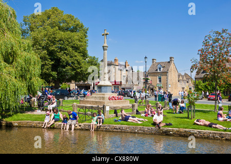 Cotswolds Dorf Bourton am Wasser mit Touristen am Green Bourton am Wasser Cotswolds Gloucestershire England GB Europa Stockfoto