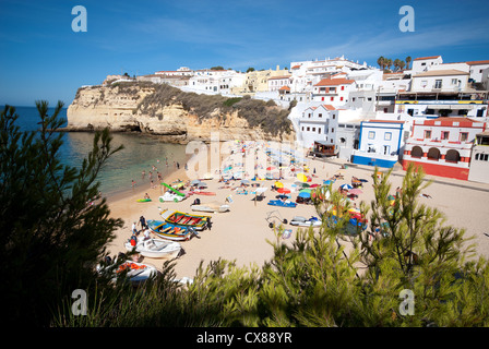 ALGARVE, PORTUGAL. Ein Blick auf die Stadt und Strand von Praia Carvoeiro. 2012. Stockfoto