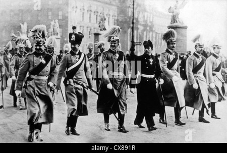 Kaiser Wilhelm II. und seine sechs Schwiegersöhne marschieren in Parade Stockfoto