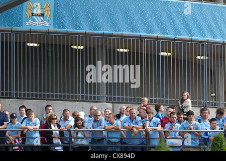 Fans warten zu ihren Idolen außerhalb der Etihad Stadium, Manchester City Football Club, Manchester, England, Vereinigtes Königreich Stockfoto