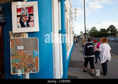 Manchester City FC Erinnerungsstücke zum Verkauf auf den Straßen von East Manchester, in der Nähe von Etihad Stadium, England, UK Stockfoto
