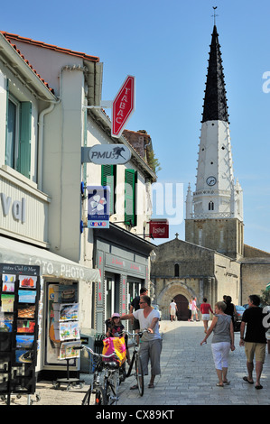 Schwarz / weiß-Turm der Kirche Saint-Etienne, Leuchtfeuer für Schiffe in Ars-En-Ré auf der Insel Ile de Ré, Charente Maritime, Frankreich Stockfoto