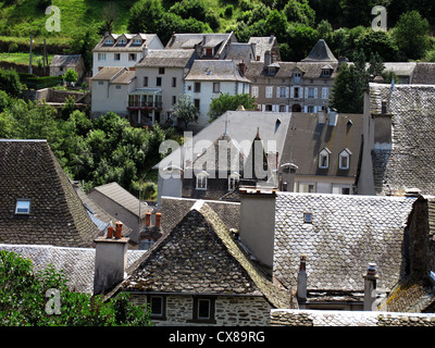 Typische flagstone Dach, Chaudes-Aigues, Cantal, Auvergne-Rhone-Alpes, Frankreich Stockfoto