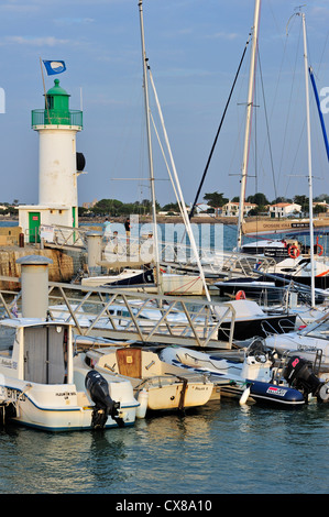 Vergnügen Boote und Leuchtturm im Hafen in La Flotte-En-Ré / La Flotte auf der Insel Ile de Ré, Charente-Maritime, Frankreich Stockfoto