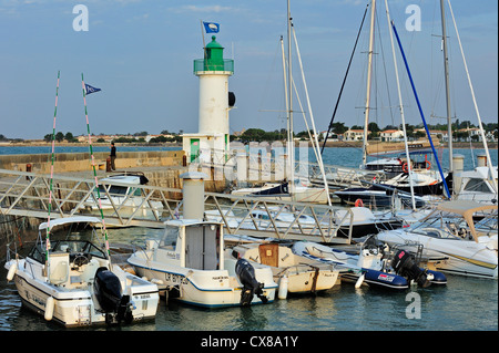 Vergnügen Boote und Leuchtturm im Hafen in La Flotte-En-Ré / La Flotte auf der Insel Ile de Ré, Charente-Maritime, Frankreich Stockfoto