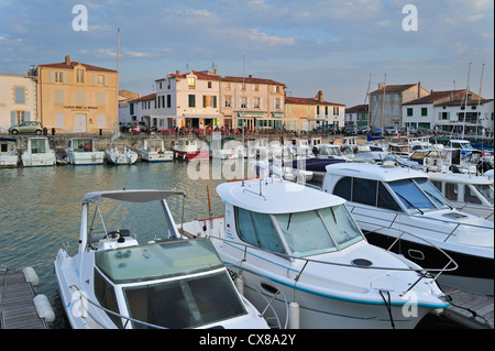 Vergnügen Boote und Touristen am Straßencafé am Hafen in La Flotte-En-Ré / La Flotte, Ile de Ré, Charente Maritime, Frankreich Stockfoto