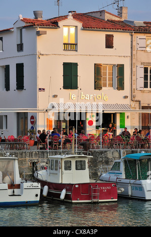 Vergnügen Boote und Touristen am Straßencafé am Hafen in La Flotte-En-Ré / La Flotte, Ile de Ré, Charente Maritime, Frankreich Stockfoto