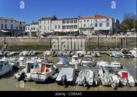 Vergnügen Boote und Touristen am Straßencafé am Hafen in La Flotte-En-Ré / La Flotte, Ile de Ré, Charente-Maritime, Frankreich Stockfoto