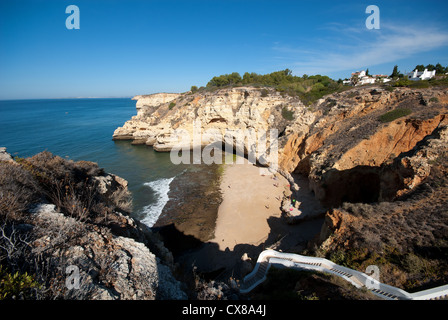ALGARVE, PORTUGAL. Praia Paraiso (Paradiesstrand) in Praia Carvoeiro. 2012. Stockfoto