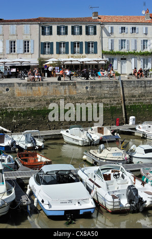 Vergnügen Boote und Touristen am Straßencafé am Hafen in La Flotte-En-Ré / La Flotte, Ile de Ré, Charente Maritime, Frankreich Stockfoto