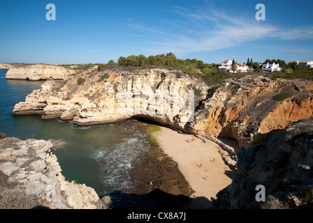 ALGARVE, PORTUGAL. Praia Paraiso (Paradiesstrand) außerhalb Praia Carvoeiro. 2012. Stockfoto