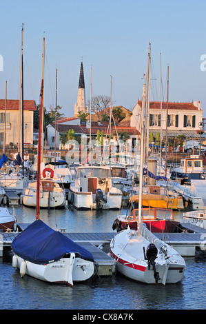 Schwarz / weiß-Kirchturm und Segelboote im Hafen von Ars-En-Ré auf der Insel Ile de Ré, Charente-Maritime, Frankreich Stockfoto