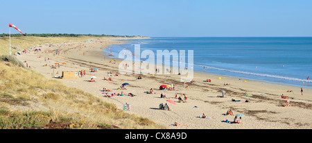 Sonnenanbeter im Urlaub schwimmen und Sonnenbaden am Strand im Sommer auf der Insel Ile de Ré, Charente Maritime, Frankreich Stockfoto