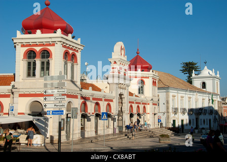 ALGARVE, PORTUGAL. Ein Blick entlang Praca de Republica in Loulé, mit der bunten Markthalle Gebäude auf der linken Seite. 2012. Stockfoto