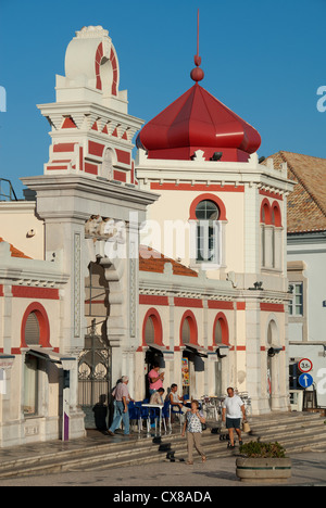 ALGARVE, PORTUGAL. Der farbenfrohe Stadtmarkt aufbauend auf Praca de Republica in Loulé. 2012. Stockfoto