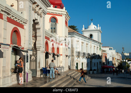 ALGARVE, PORTUGAL. Ein Blick entlang Praca de Republica in Loulé, mit der bunten Markthalle Gebäude auf der linken Seite. 2012. Stockfoto