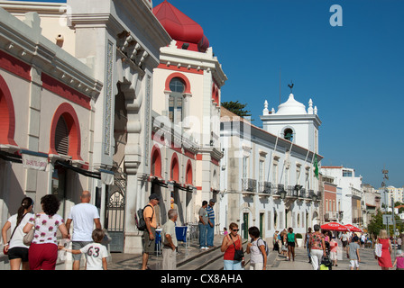 ALGARVE, PORTUGAL. Ein Blick entlang Praca de Republica in Loulé, mit der bunten Markthalle Gebäude auf der linken Seite. 2012. Stockfoto