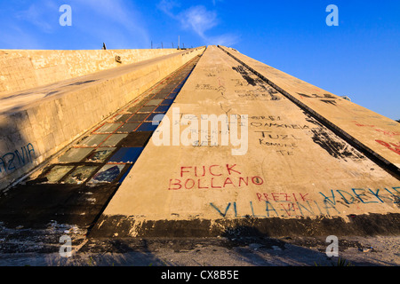 Graffitis auf der Pyramide, der ehemalige internationale Zentrum für Kultur bekannt auch als Enver Hoxha-Museum. Tirana, Albanien Stockfoto