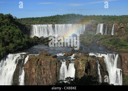 Scenic Iguazu Wasserfälle von der brasilianischen Seite aus gesehen Stockfoto