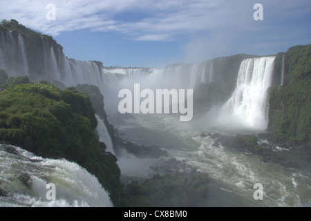 Scenic Iguazu Wasserfälle von der erhöhten Laufsteg auf der brasilianischen Seite aus gesehen Stockfoto