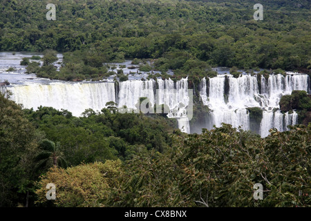 Scenic Iguazu Wasserfälle aus dem Turm auf das Hotel Das Cataratas auf der brasilianischen Seite aus gesehen Stockfoto