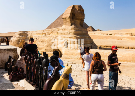 Touristen und Souvenirs von der Sphinx von Gizeh. Kairo, Ägypten Stockfoto
