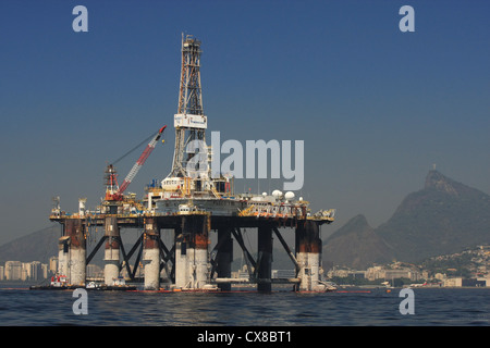 Schwimmende Bohrinsel Sedco 710 (Transocean) vertäut im Hafen von Rio De Janeiro mit Corcovado Berg im Hintergrund Stockfoto