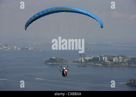 Paragliding in Richtung Guanabara-Bucht von Jurujuba, Niteroi, Rio De Janeiro, Brasilien Stockfoto