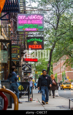 New York City, NY, USA, Leute, die im West Greenwich Village spazieren gehen, Shopping, Straßenszenen, Geschäfte auf der MacDougal St., Manhattan, Retro-Neonschilder Stockfoto