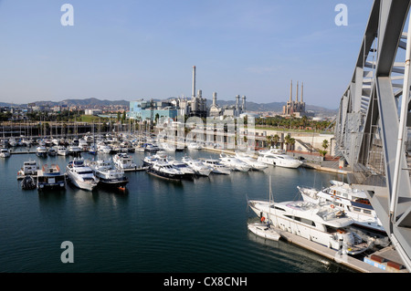 Port des Forums auf der Rückseite kombiniert Anlage und die drei Schornsteine der thermischen Anlage in Sant Adrià Barcelona Stockfoto