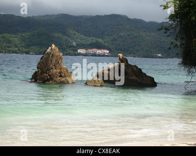 Ein Haus zwischen den Felsen Stockfoto