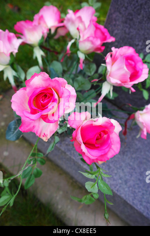 Blumen auf ein Grab auf einem Friedhof Stockfoto