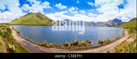 See-Panorama mit Wolken und Berge mit einer Straße Stockfoto