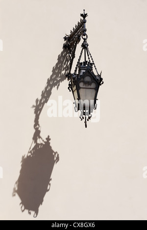 Alte Lampe an der Wand der Kirche Stockfoto