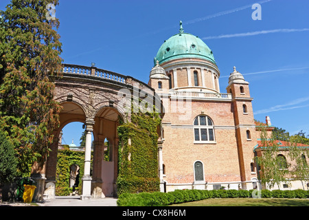 Der Haupteingang zum Mirogoj-Friedhof und Kirche Christkönig, Zagreb, Kroatien Stockfoto