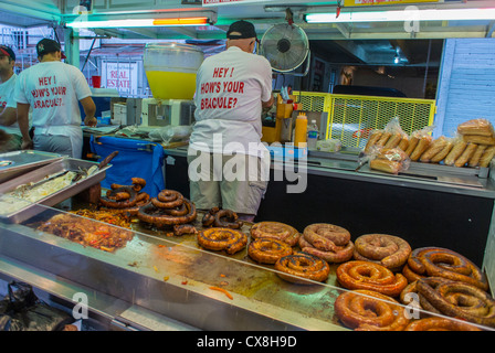 New York, NY, USA, Little Italy Area, „San Genarro“ Italian Food Festival, Street Food Vendor, in der Mulberry Street. Lokaler Anbieter, Fleischwürste Stockfoto
