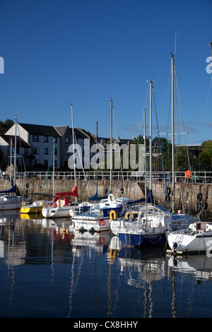 Boote im Hafen von South Queensferry, in der Nähe von Edinburgh Stockfoto