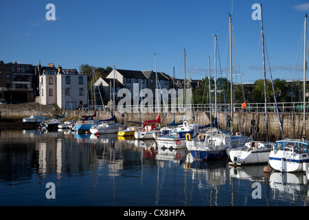 Boote im Hafen von South Queensferry, in der Nähe von Edinburgh Stockfoto