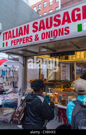 New York City, NY, USA, Frau von hinten, Einkaufen in Little Italy Gegend, San Genarro, Street Food Festival, „italienische Würstchen » Stände, Street Vendor, unterzeichnen Stockfoto