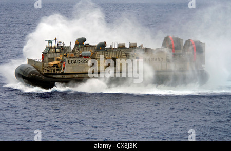 Landing Craft air cushion (LCAC) 29 zu Naval Beach Einheit 7 Pässe durch die uns zugewiesenen bereitgestellten Amphibisches Schiff USS BONHOMME RICHARD (LHD6) während gut Deck. Bonhomme Richard Amphibious Ready Gruppe (BHR ARG), zusammen mit den 31 Marine Expeditionary Unit (31 MEU), ist die Teilnahme an einer Zertifizierung (certex). CERTEX ist eine bewertete Veranstaltung, die auf dem BHR ARG und Möglichkeiten 31 Meus von bestimmten Missionen wie humaintarian Hilfe und Katastrophenhilfe Operationen oder non-combatant evacuation Operations konzentriert. Stockfoto