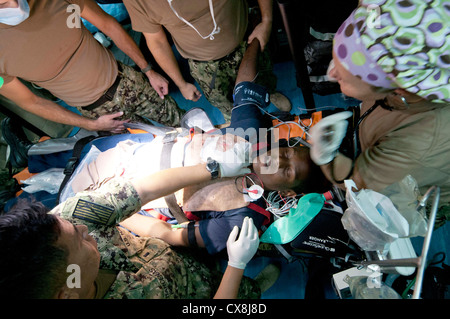 5. US-Flotte VERANTWORTUNGSBEREICH (Sept. 13, 2012) das Schiff Serviceman Seaman Jamal H. Wilson, aus Baltimore, schildert ein Mass Casualty Opfer als 9. Expeditionary fÿr Wiederbelebungsma chirurgischen Systems (Starter ERSS) Team führt eine simulierte Chirurgie während einer Messe Unfallversicherung bohren an Bord der geführte-missile Destroyer USS WInston S. Churchill (DDG81). Winston S. Churchill ist in die USA 5 Flotte Verantwortungsbereich Durchführung Maritime Security Operations eingesetzt, Theater Sicherheit Bemühungen um Zusammenarbeit und Unterstützung von Missionen im Rahmen der Operation Enduring Freedom. Stockfoto