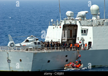 Segler aus der Geführten-missile Destroyer USS Winston S. Churchill (DDG81) Board der Chinese People's Liberation Army (Navy) Fregatte Yi Yang (FF 548) Montag, September 17, 2012 Vor der Durchführung eines bilateralen Bekämpfung der Piraterie übung zu erfüllen. Der Schwerpunkt der Übung war, amerikanischen und chinesischen naval Zusammenarbeit bei der Aufdeckung, Boarding, und suche vermutete Raubkopien Schiffe. Winston S. Churchill ist in die USA 5 Flotte Verantwortungsbereich Durchführung Maritime Security Operations eingesetzt, Theater Sicherheit Bemühungen um Zusammenarbeit und Unterstützung für die Operation Enduring Freedom Stockfoto