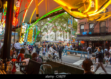 New York, NY, USA, Little Italy Area, San Genarro Italian Food Street Festival, Stände in der Mulberry Street. Neonlichter im italienischen Bistro Restaurant mit Blick auf das Fenster der Stadt, Blockpartys New York Street Restaurant Business Stockfoto