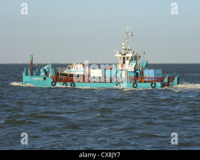 Der Küsten-Tanker '''Kösterberg ''' und die Offshore-Versorgungsschiff '''Sara Maatje'' ' an der Elbe Stockfoto