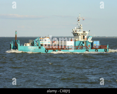 Der Küsten-Tanker '''Kösterberg ''' und die Offshore-Versorgungsschiff '''Sara Maatje'' ' an der Elbe Stockfoto