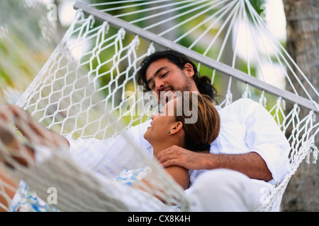 Ein Mann und eine Frau in einer Hängematte im Bora Bora Nui Resort &amp; Spa; Bora Bora Insel Gesellschaftsinseln Französisch-Polynesien Südpazifik Stockfoto