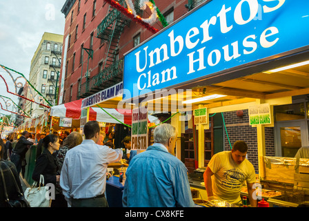 New York, NY, USA, eine große Menschenmenge zu Besuch, Little Italy Gegend, San Gennaro Italian Food Street Festival, „Umbertos Clam House“ Stände in der Mulberry Street. Blockpartys New york Stockfoto