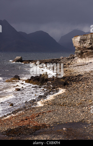 Dunkle Wolken über der Black Cuillin Berge mit Elgol Strand in den Vordergrund, Elgol, Isle Of Skye, Schottland Stockfoto